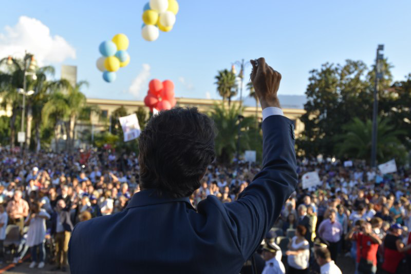 Salvatore Martinez nella piazza del Santuario di Pompei