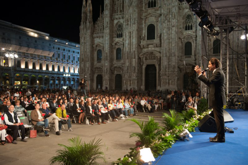 Il+presidente+Martinez+in+Piazza+del+Duomo+-+Dieci+Piazze+per+Dieci+Comandamenti