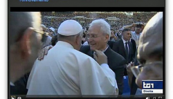 L'abbraccio tra Papa Francesco e Giovanni Traettino allo Stadio Olimpico (Convocazione del Rinnovam - Clicca per ingrandire...